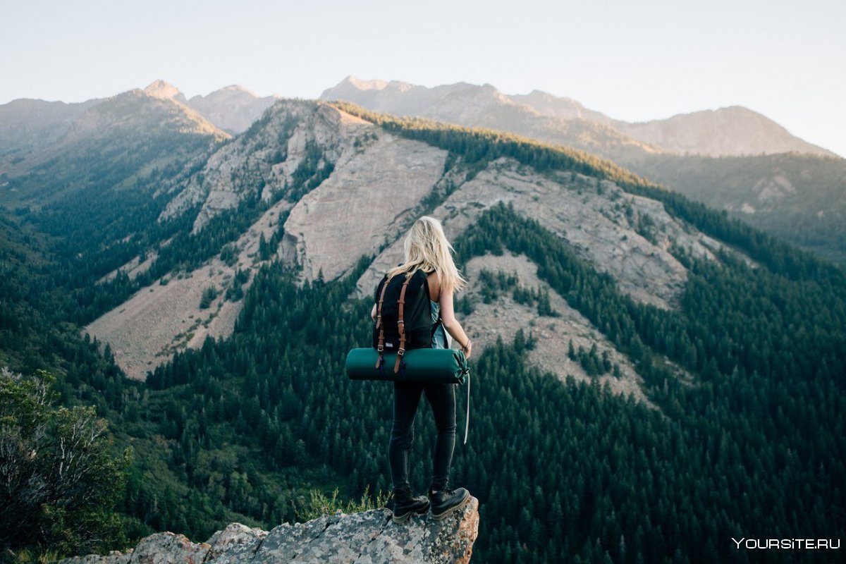 Девушка путешественница горы