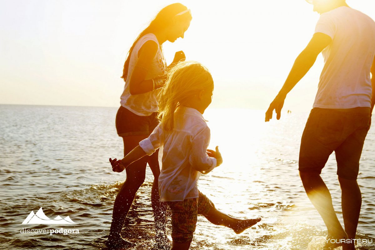 Счастливая семья с детьми на море