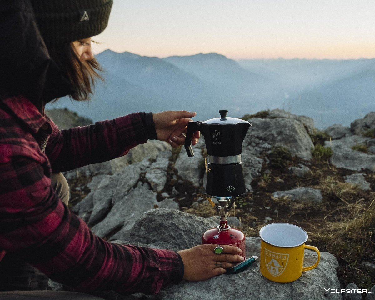 Девушка с кофе в горах