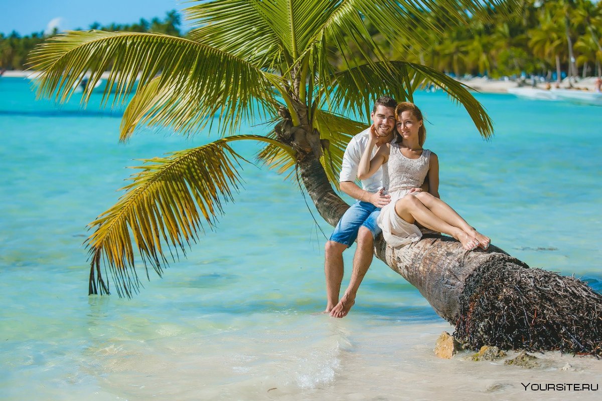 Девушка на пляже пальмы