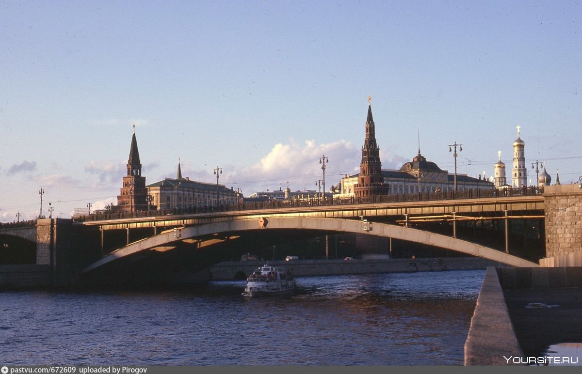 Мужчина на большом Каменном мосту в Москве