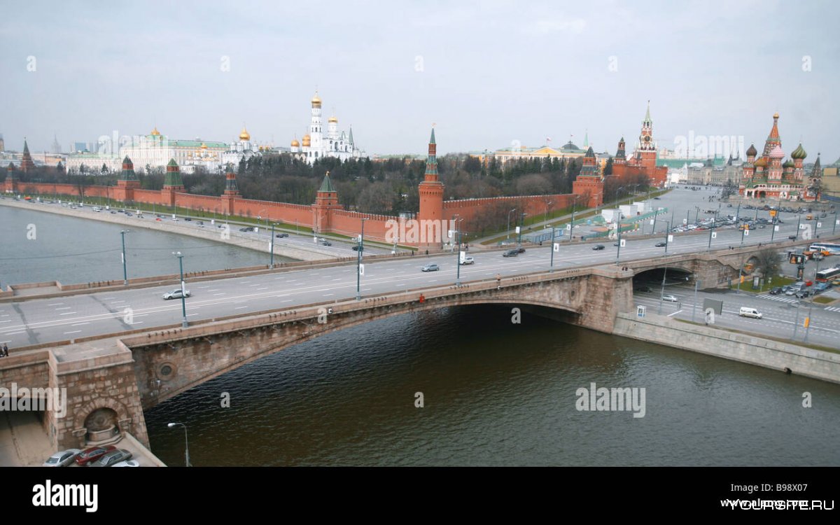 Москва Кремль отражение в воде