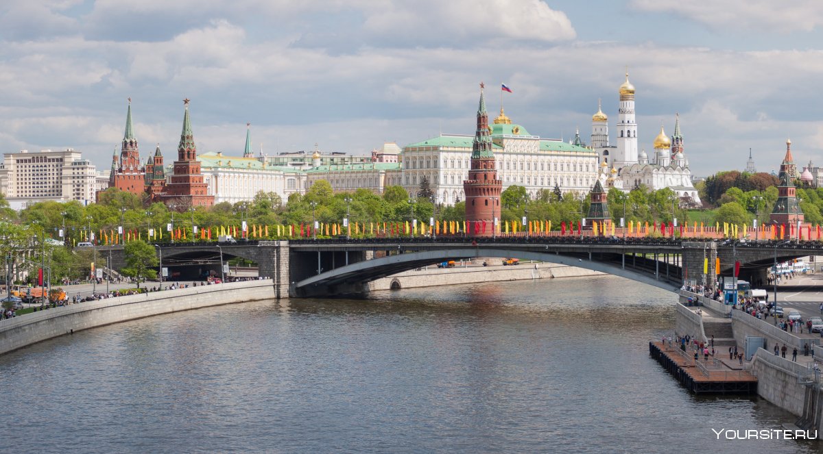 Вид на Московский Кремль с большого каменного моста