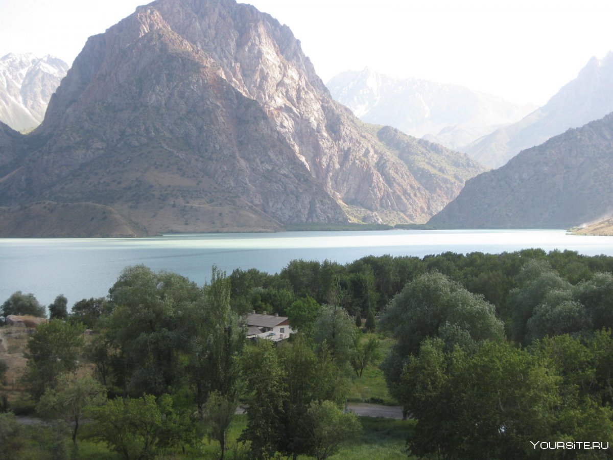 Горное озеро Искандеркуль