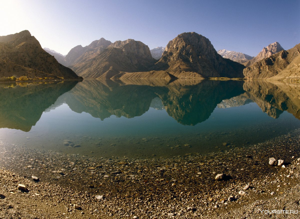 Горное озеро Искандеркуль