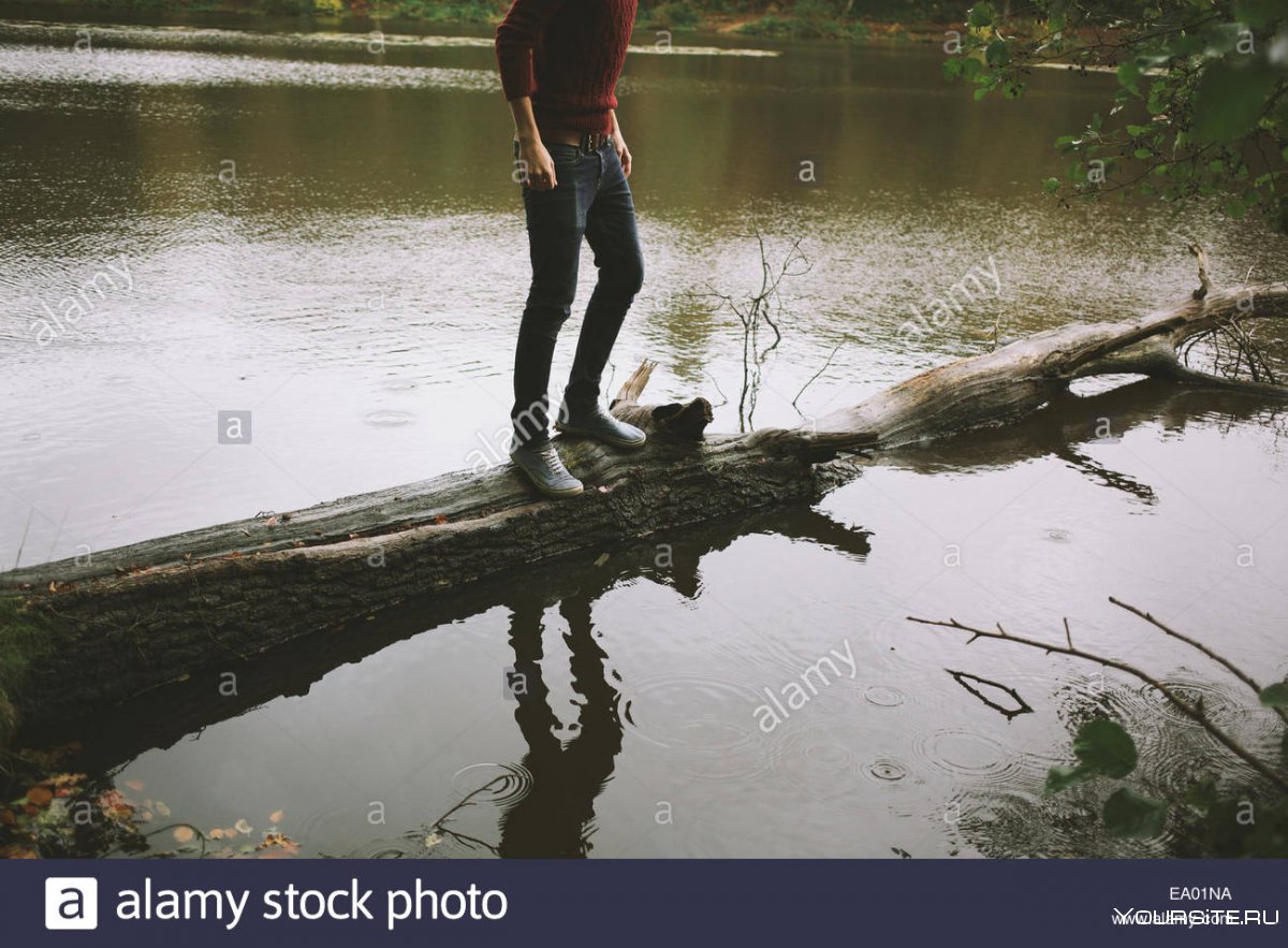 Мужчина в реке в одежде