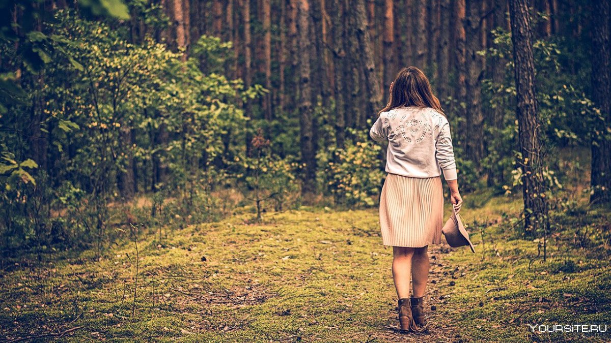 Девочка в лесу спиной