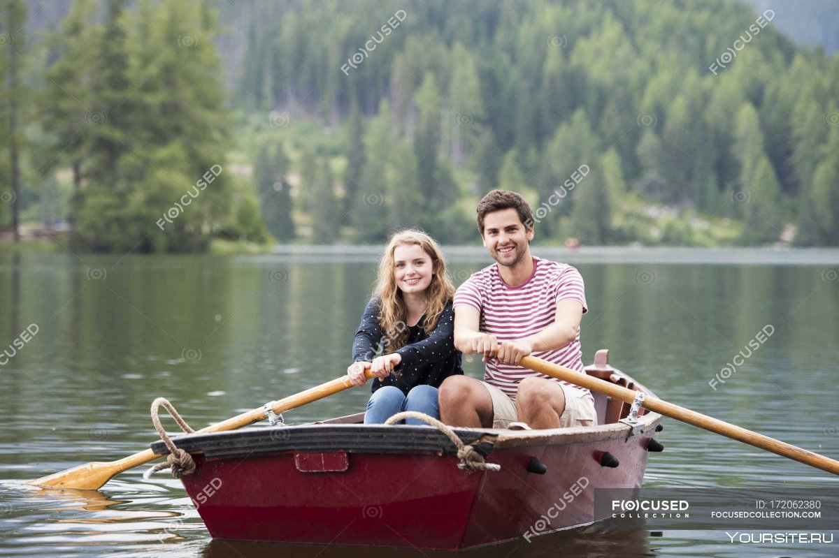 Девушка в лодке с веслом