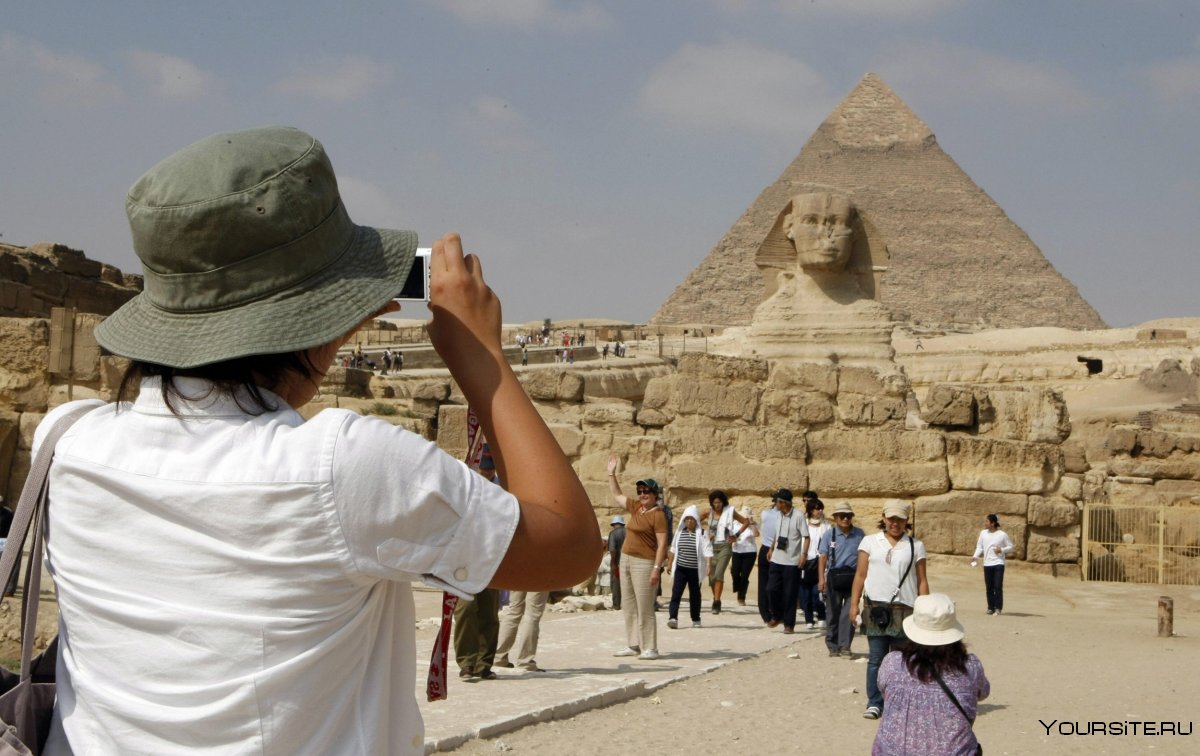Пирамиды туристы