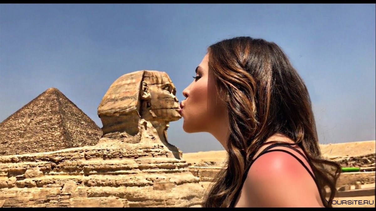 Сфинкс Египет на фоне пирамид