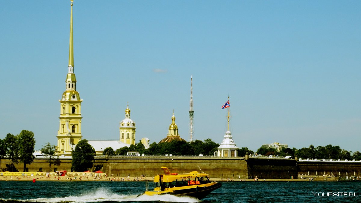 Загорают на Неве у Петропавловской крепости