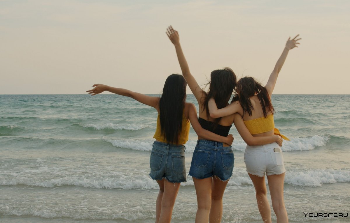 Подруги на пляже
