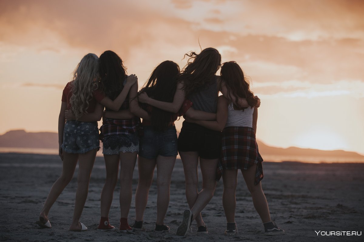 Девушка с друзьями