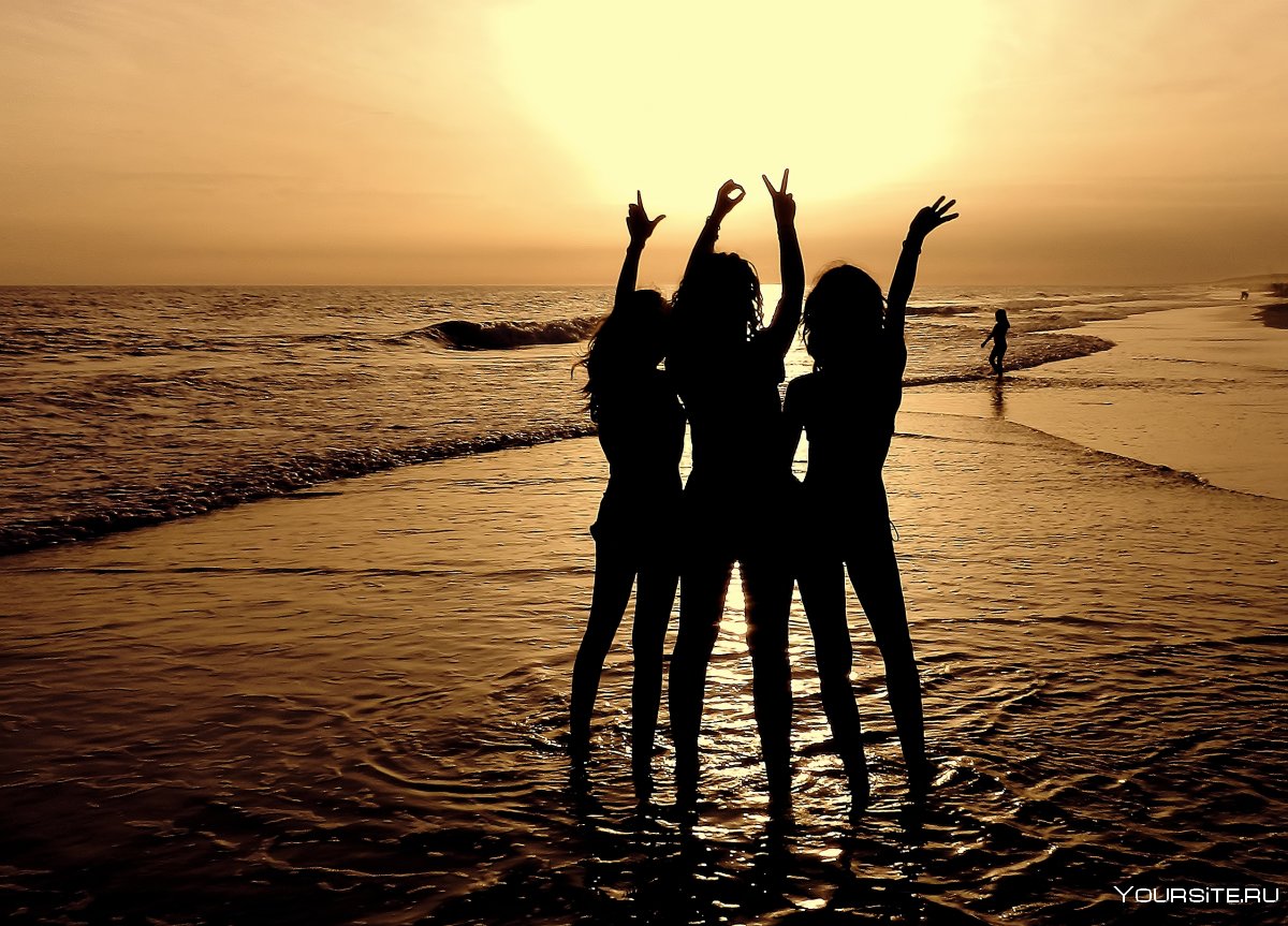 Три подруги на море