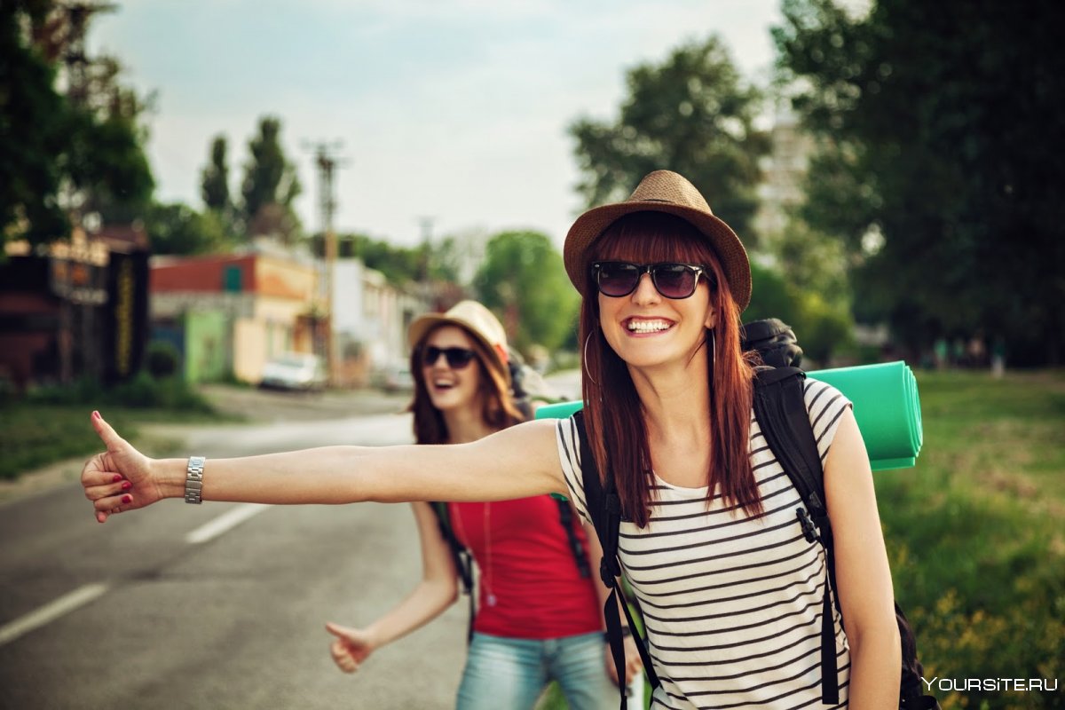 Две девушки путешествуют