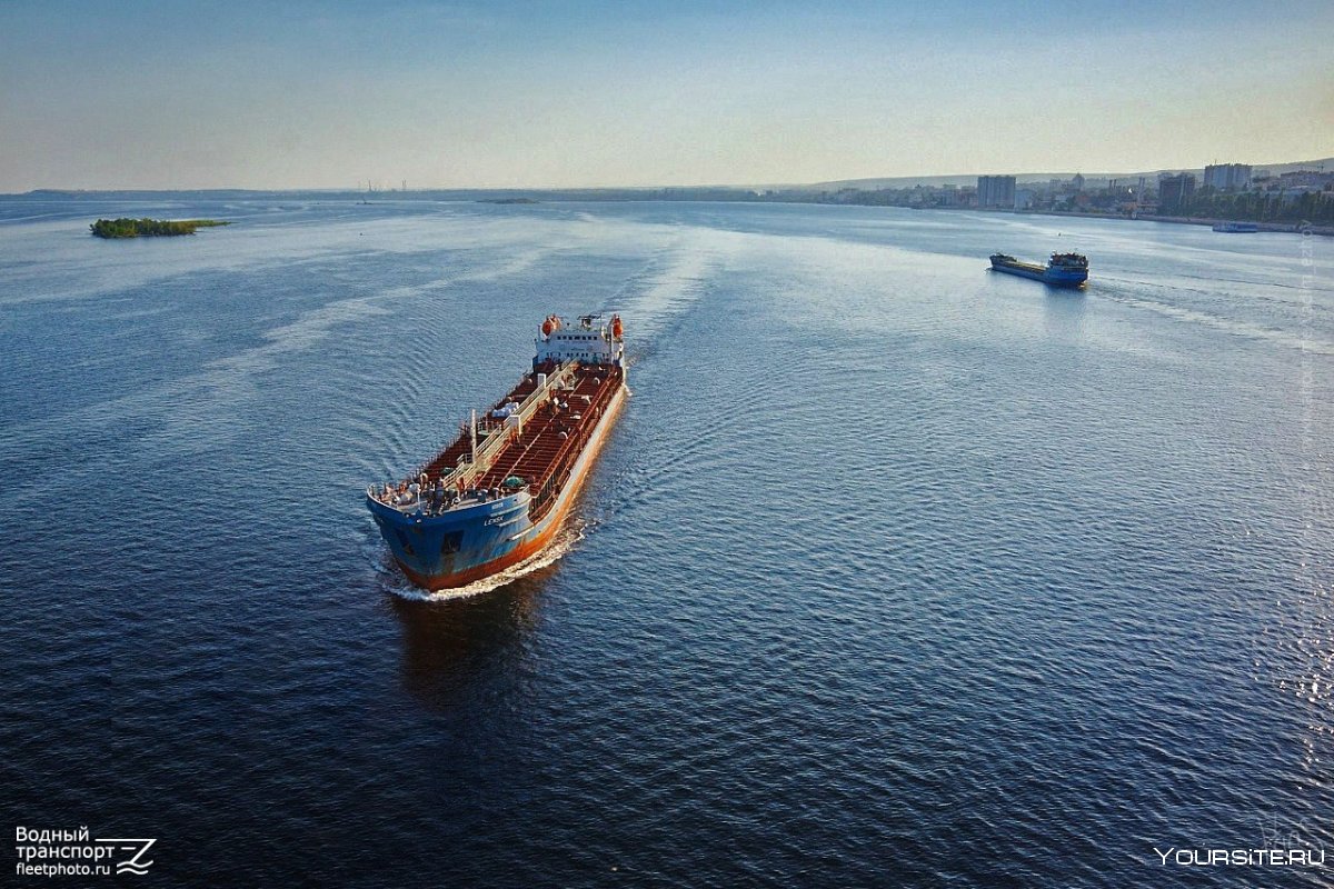 Река Волга корабли