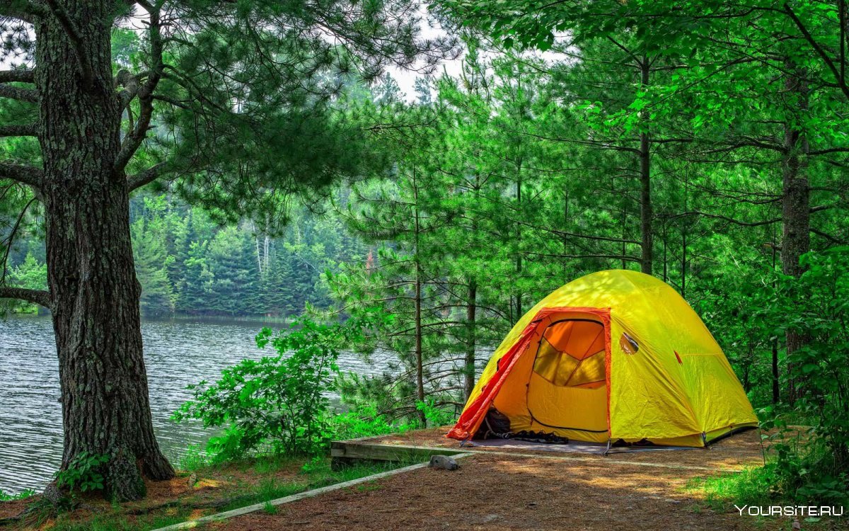 Палатка у озера