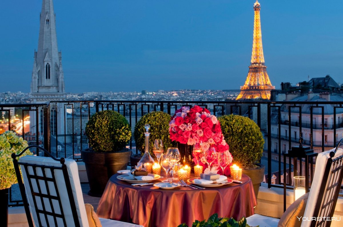 Ресторан с видом на Эйфелеву башню