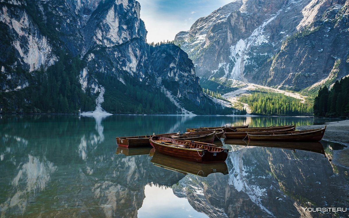 Озеро лодка Италия Доломитовые Альпы