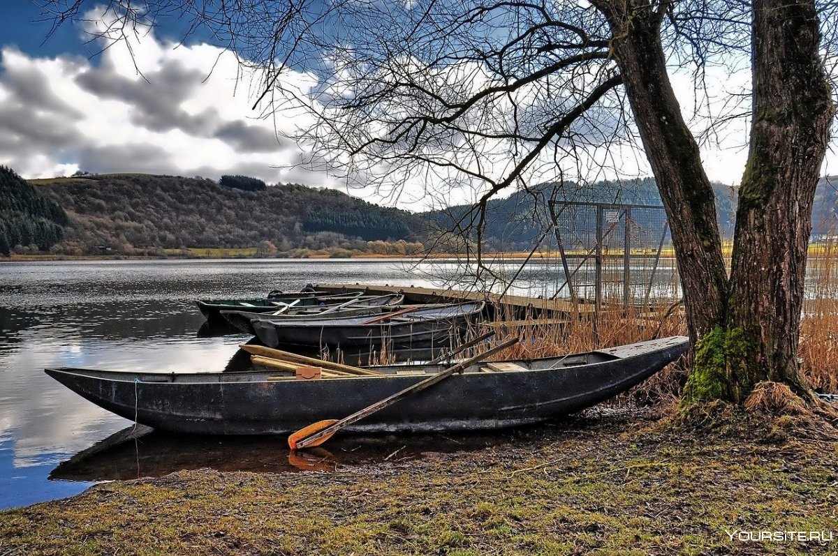Старая лодка на озере