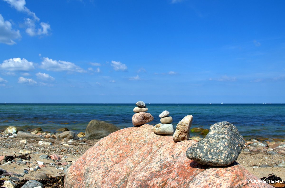 большие камни у моря