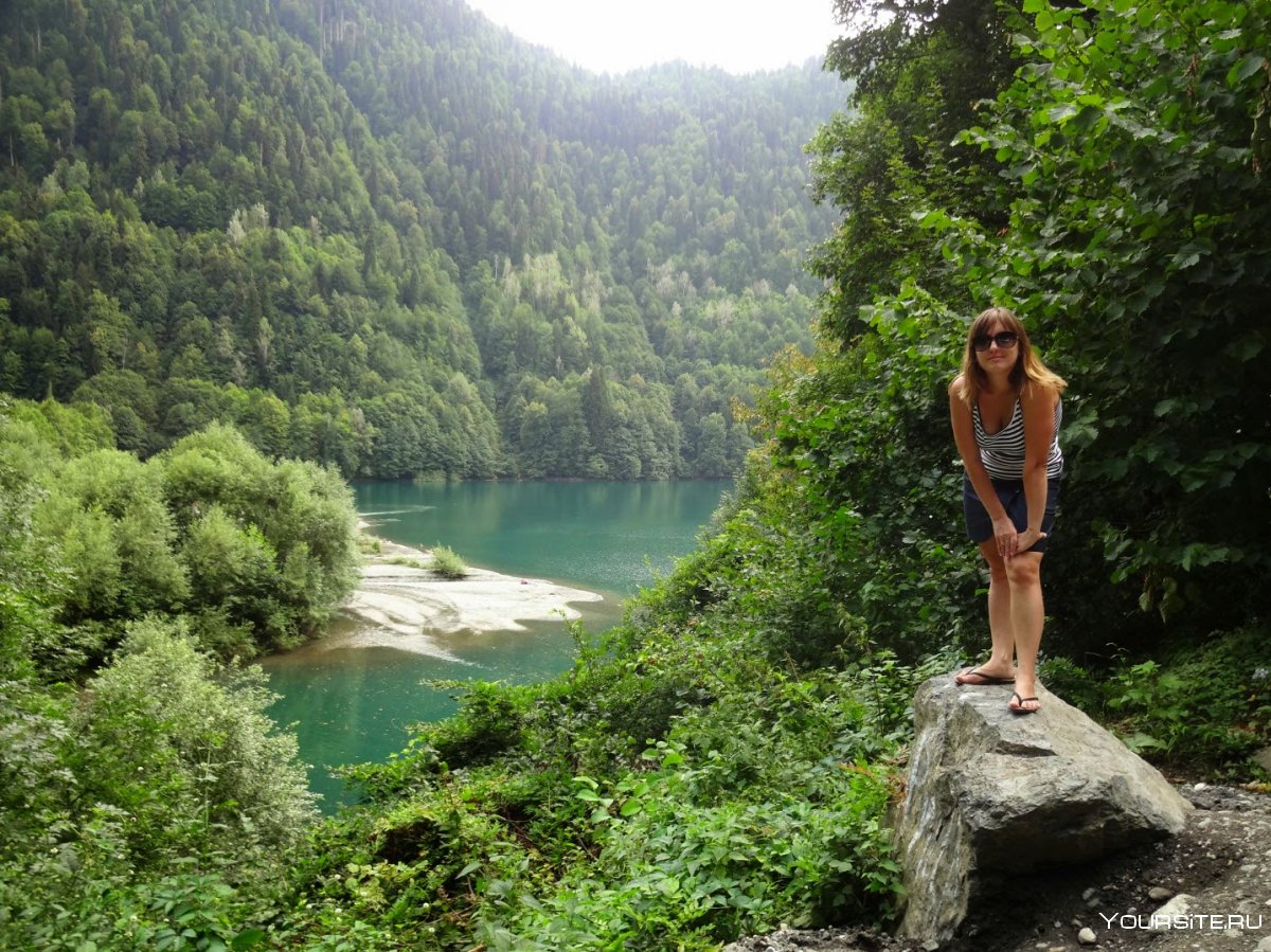 Абхазия озеро Рица туристы