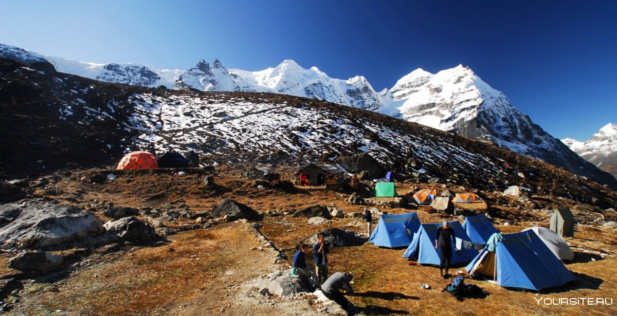 Туристы в Гималаях