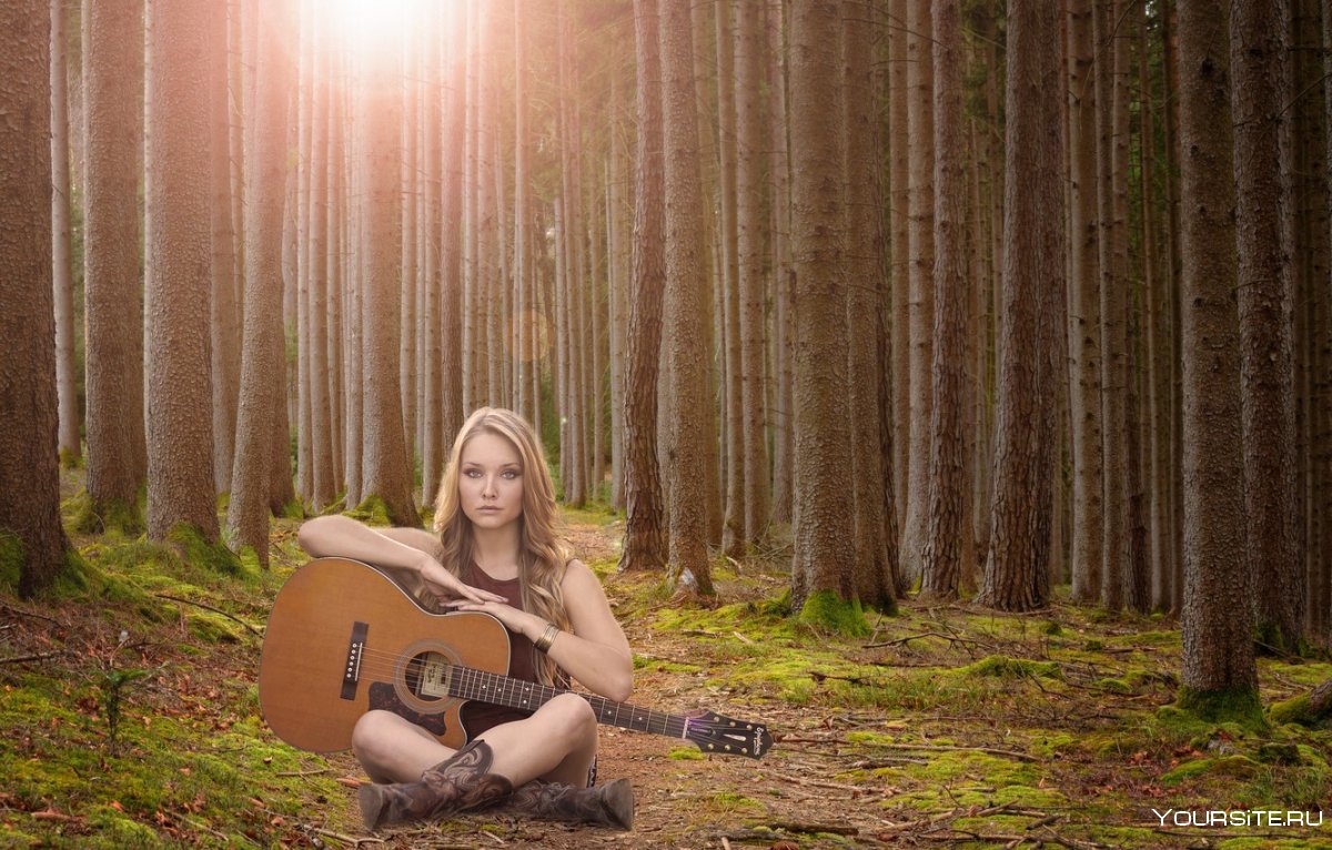 Девушка с гитарой на природе