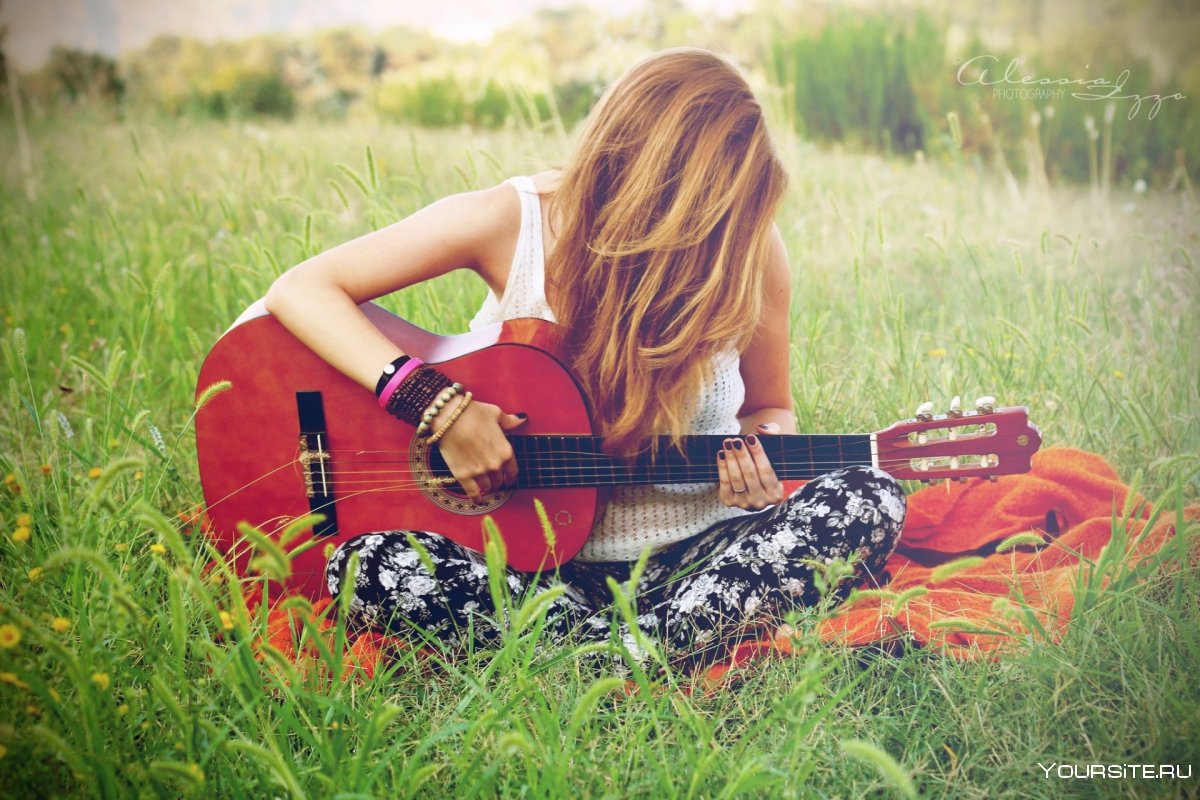 Девочка с гитарой