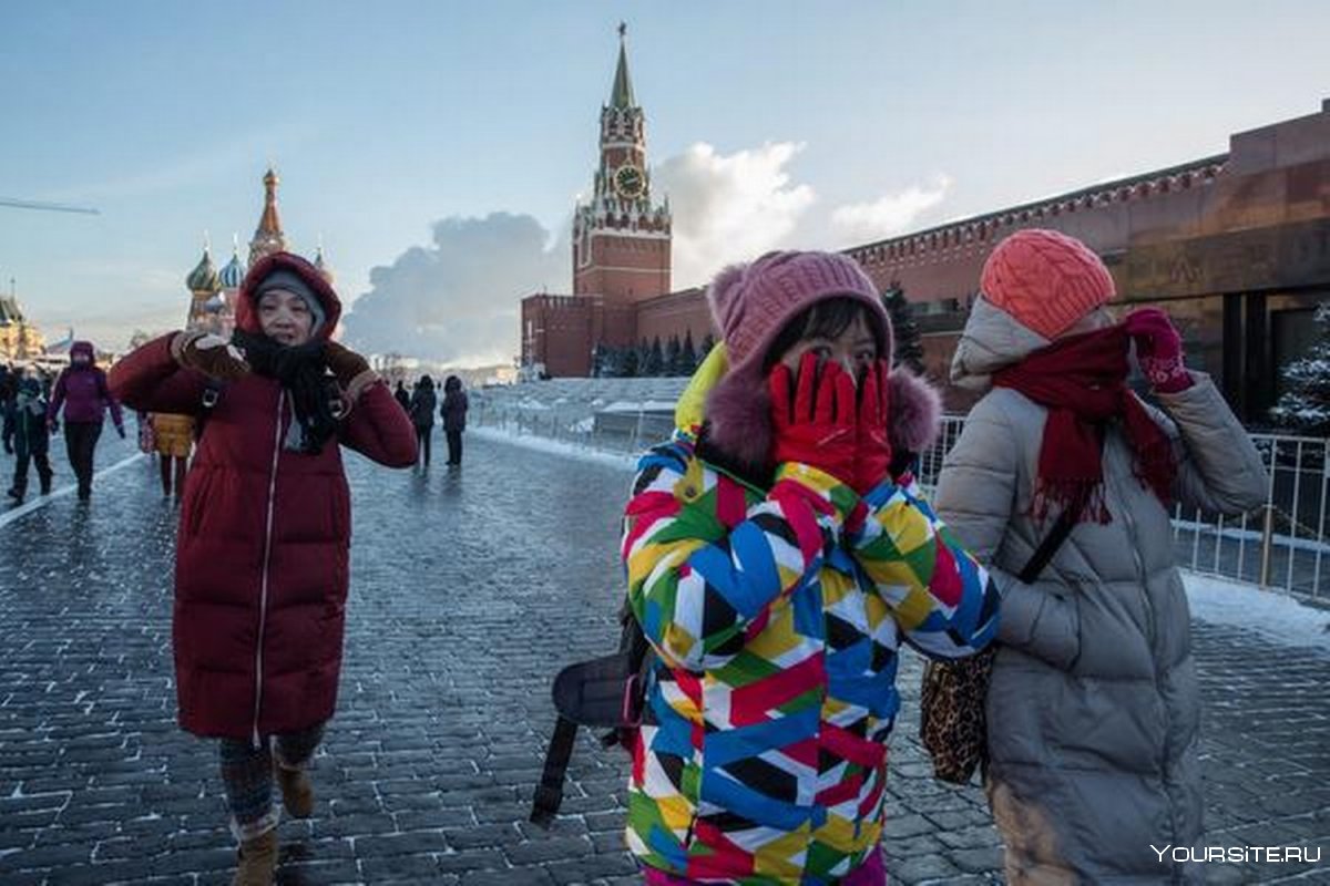 Туристы в России