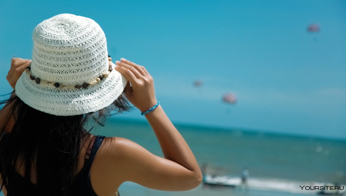 Девушка на пляже в шляпе иллюстрация