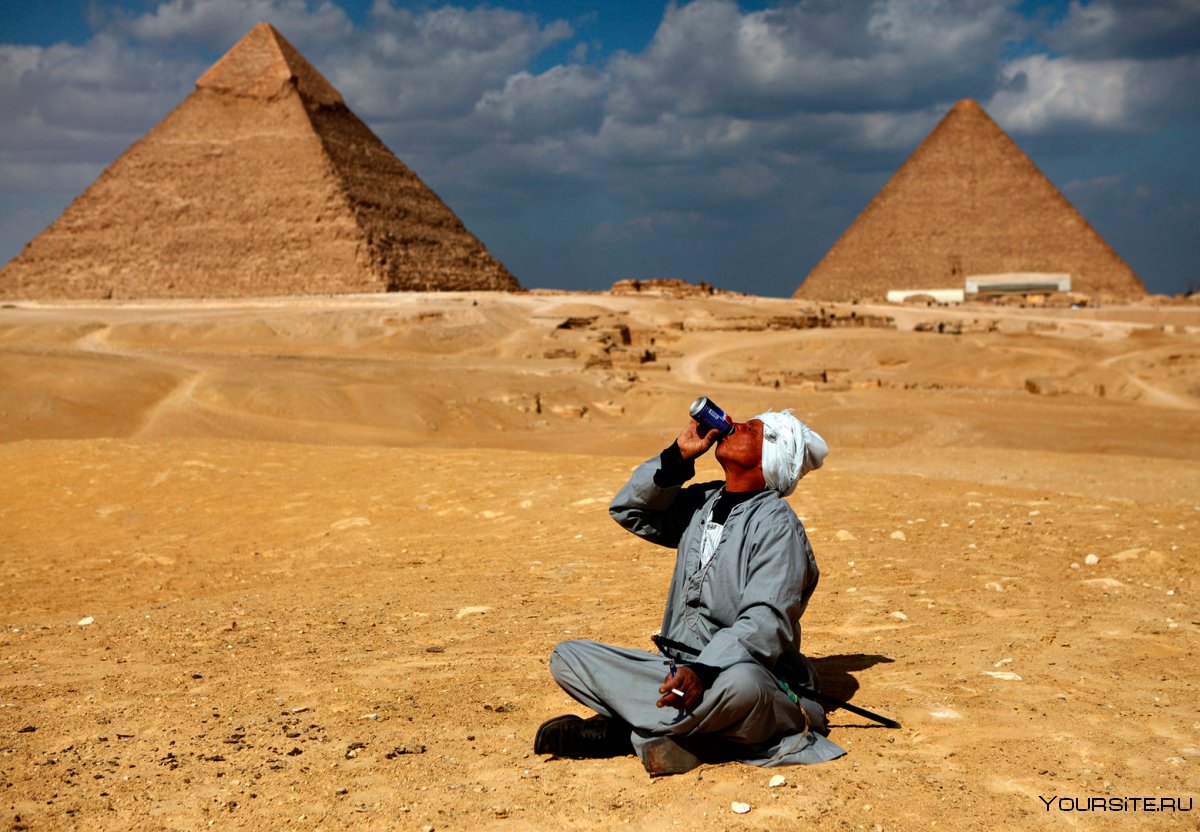 Пирамиды древнего Египта туристы