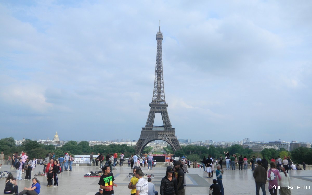 Эйфелева башня туристы
