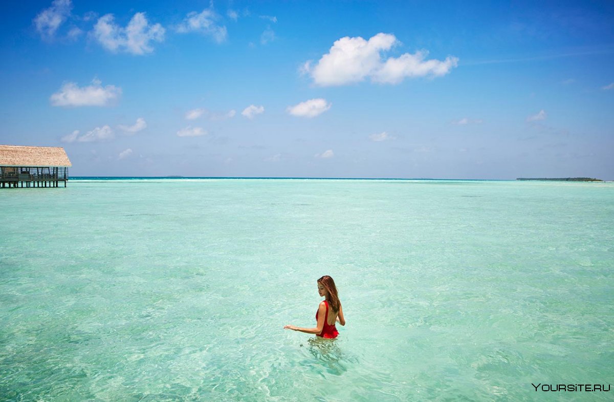 Девушка на фоне Мальдив