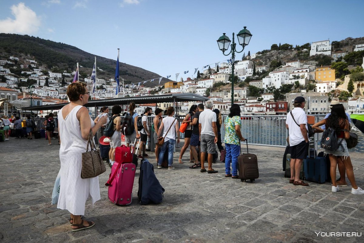 Туристы в Греции фото на рынке