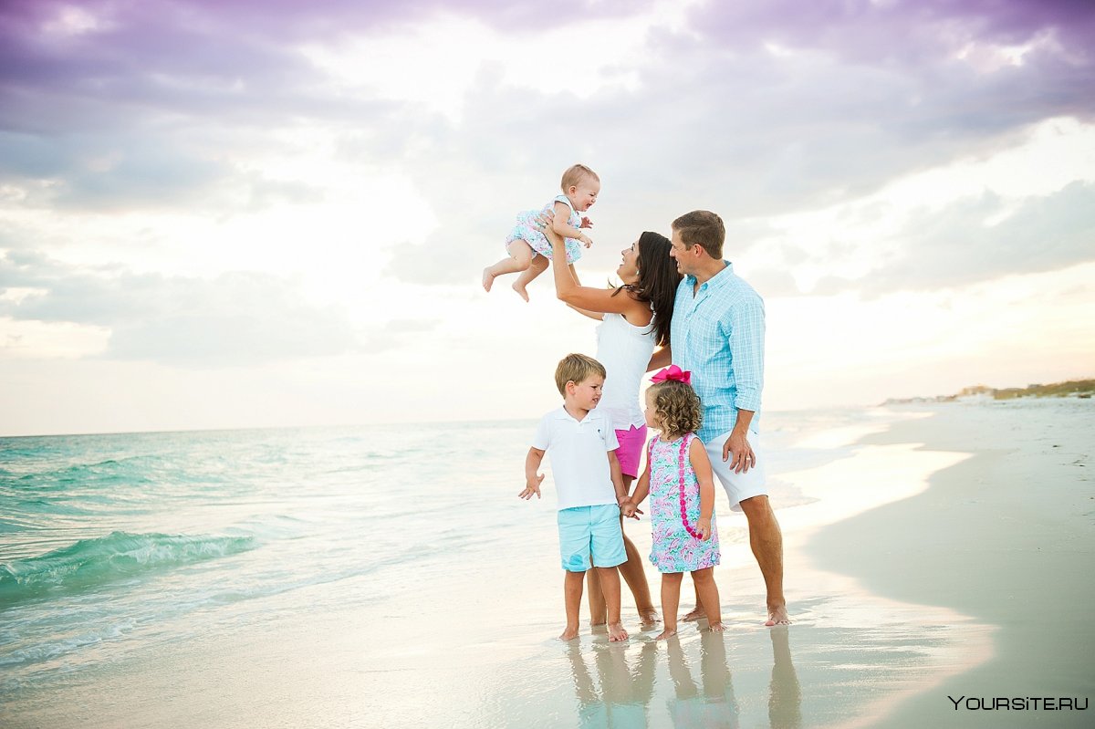 Счастливая семья на фоне моря