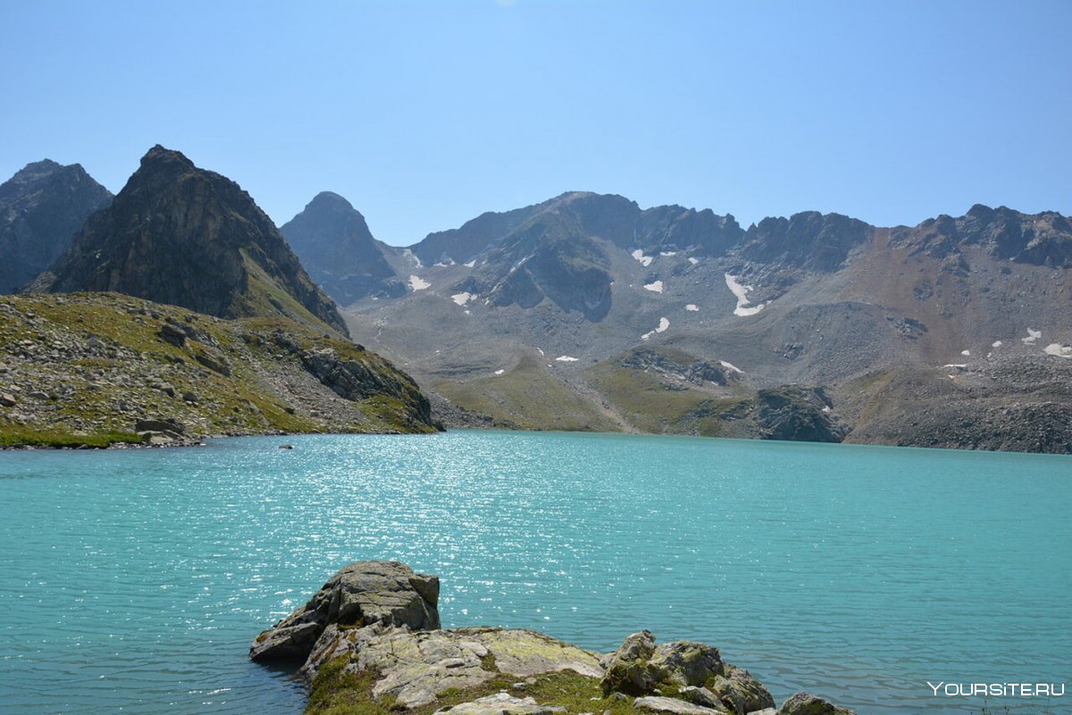 Озеро в горах Западного Кавказа Муруджинское