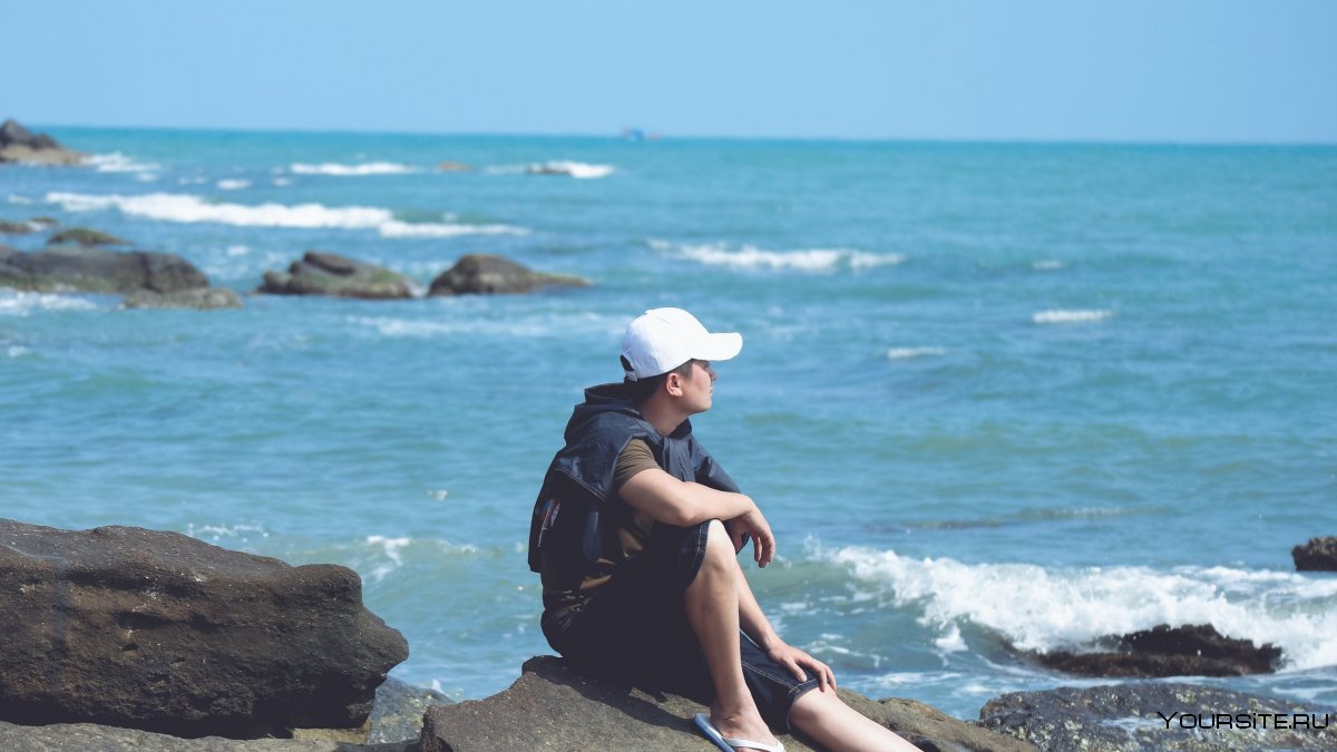 Мужчина возле моря