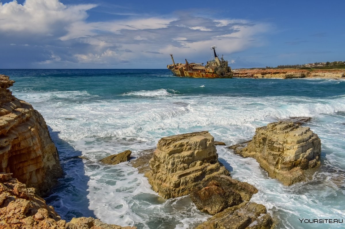 Берег моря со скалами