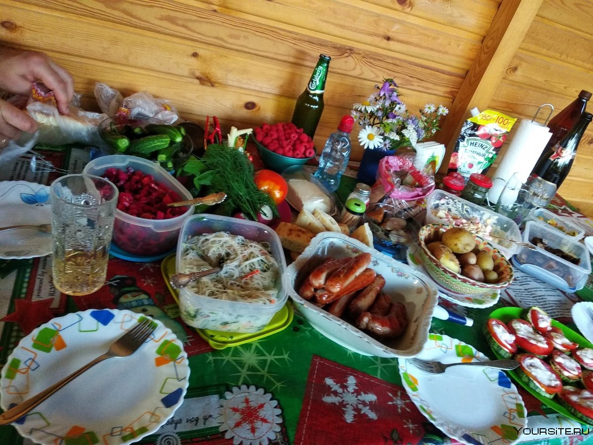 Стол на даче с шашлыками