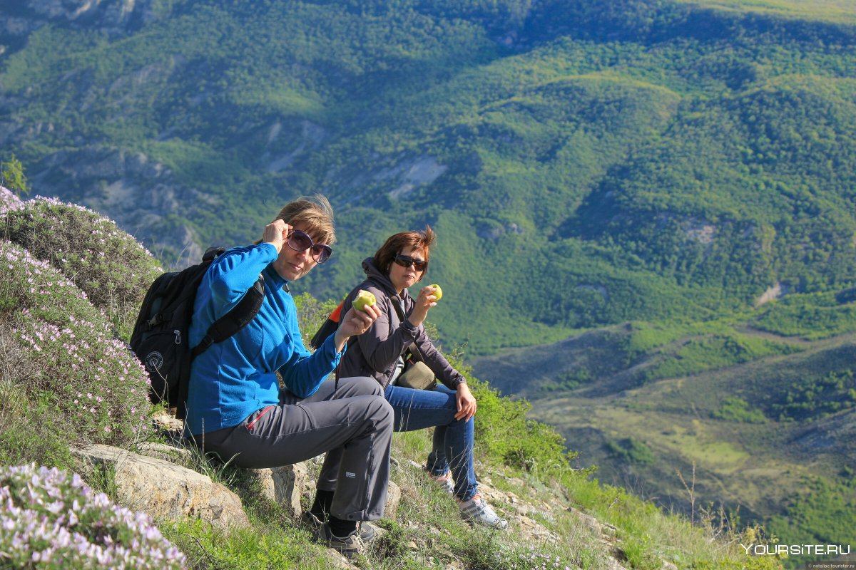 Туристы на каньоне в Дагестане