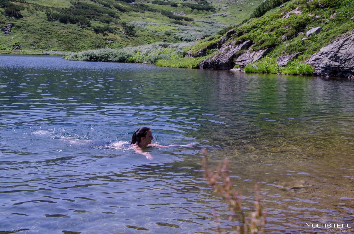Женщина плавает в озере в Крыму