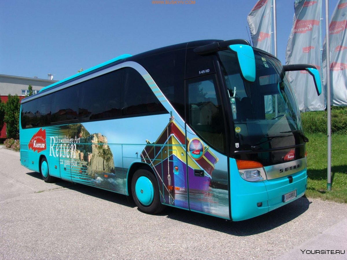 Красивый туристический автобус