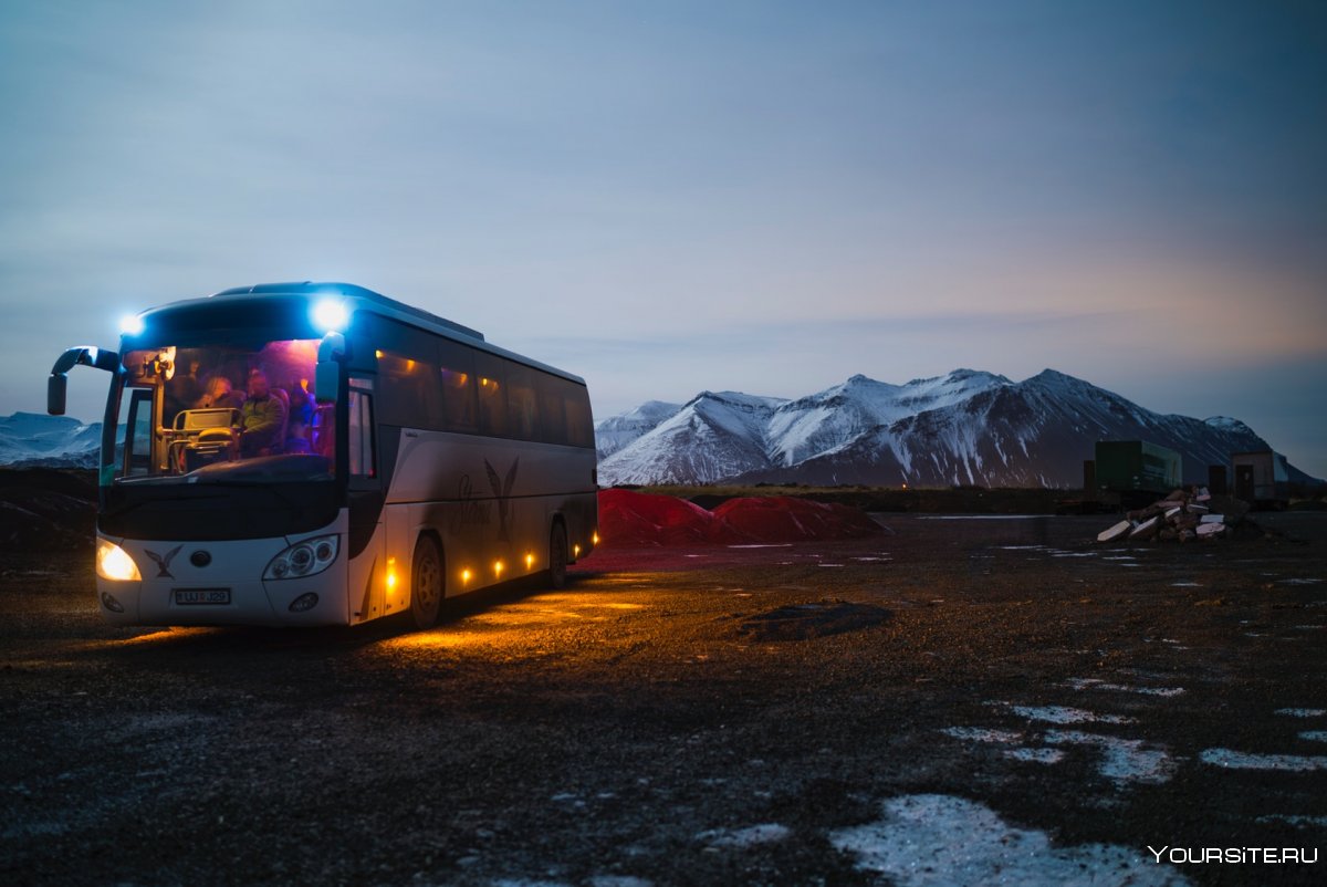 Туристический автобус в горах