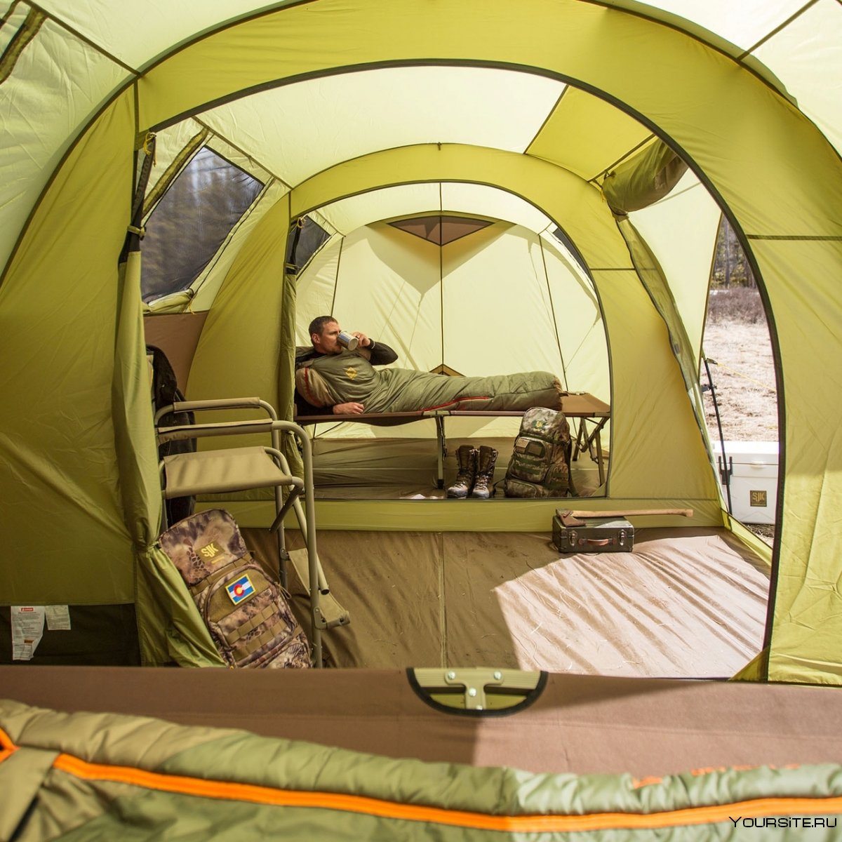 палатка с надувной кроватью и диваном