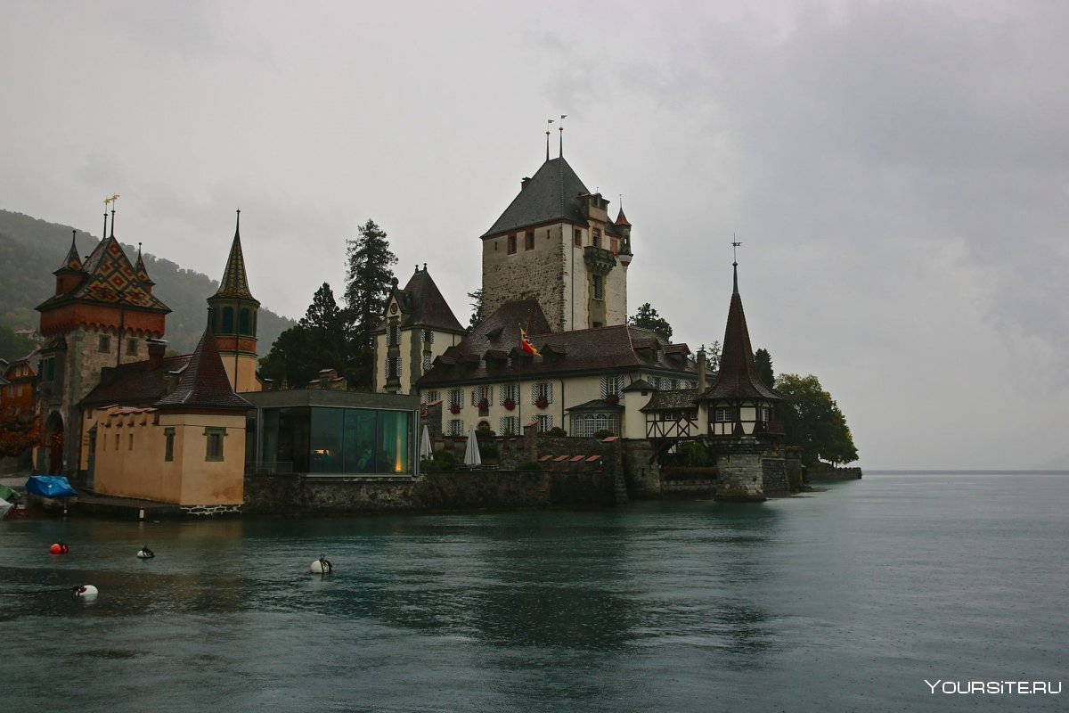 Замок Oberhofen на озере