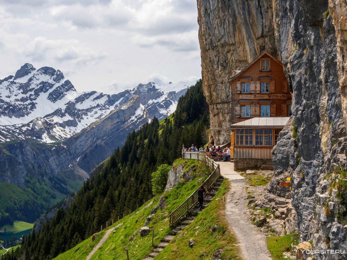 Швейцарское Шале на берегу Цугского озера в предгорье Альп