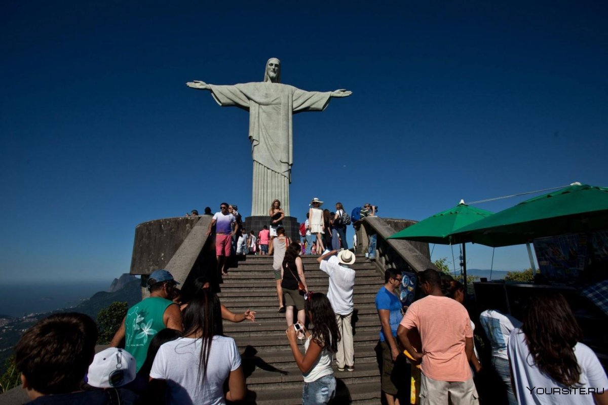 Туристы у статуи Иисуса Христа в Рио де Жанейро