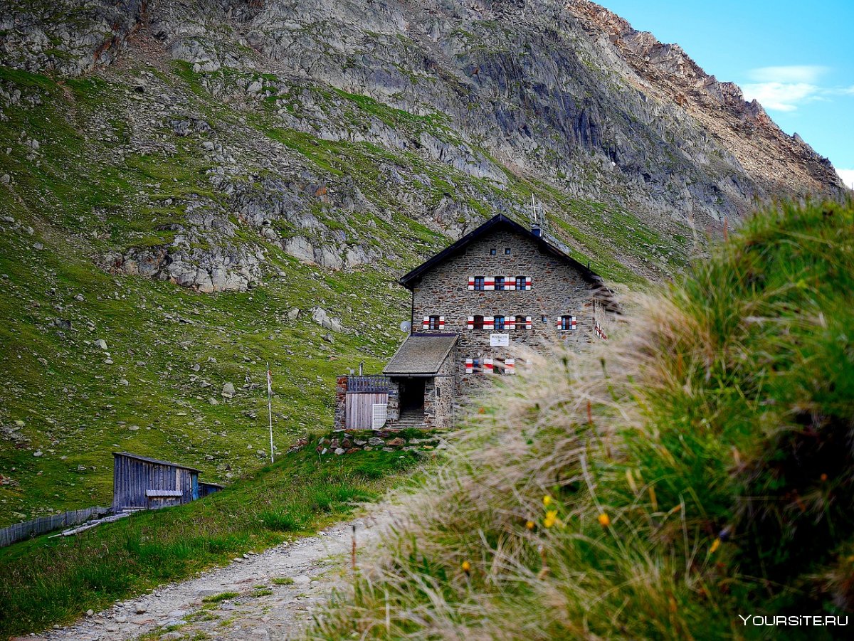 Заснеженный домик в горах