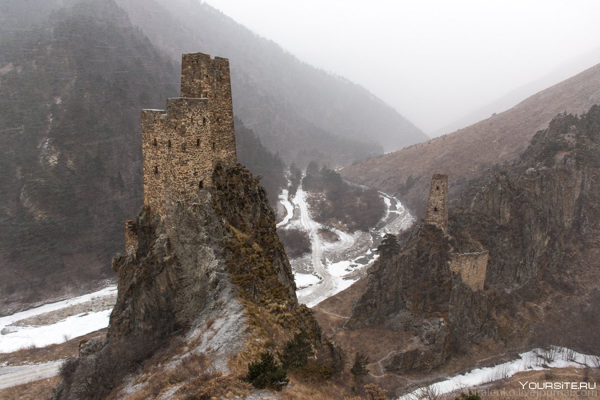 Башня абрека в Ингушетии в скале